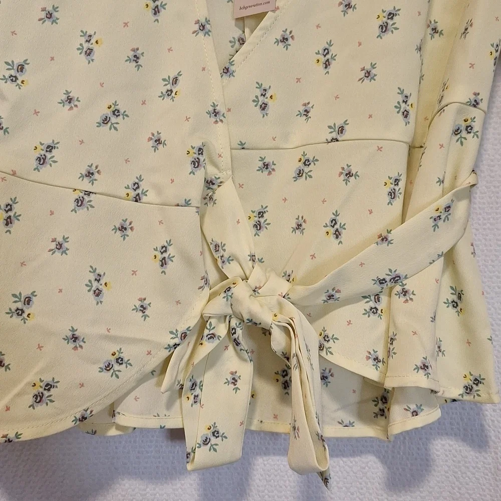 BCBGeneration Ditsy Floral , Wrap Top size Medium.. NWT - Picture 8 of 12
